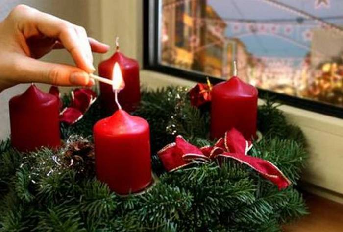 Prva je nedjelja došašća ili adventa, čime počinje razdoblje pripreme kršćanskih vjernika za blagdan Božića.