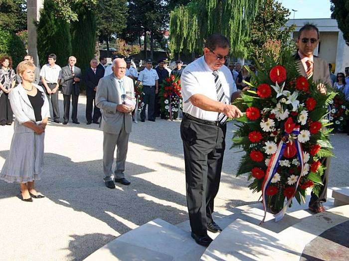 Gradonačelnik Zadra Živko Kolega položio je vijenac na Središnji križ na Gradskom groblju u znak počasti poginulim hrvatskim braniteljima.