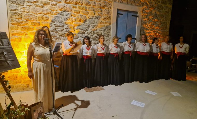 Anamarija Škorić i klapa Garofuli