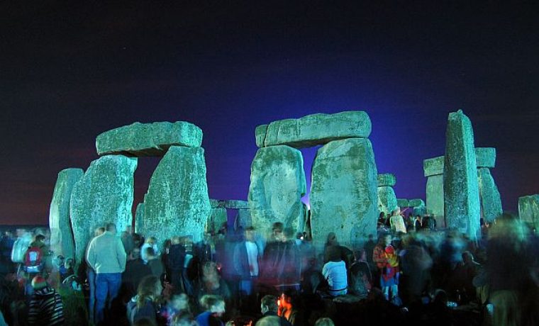 Stonehenge_Summer_Solstice_eve_02_1308637605.jpg