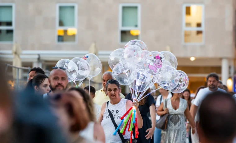 ljeto zalazak riva turisti guzva (40)