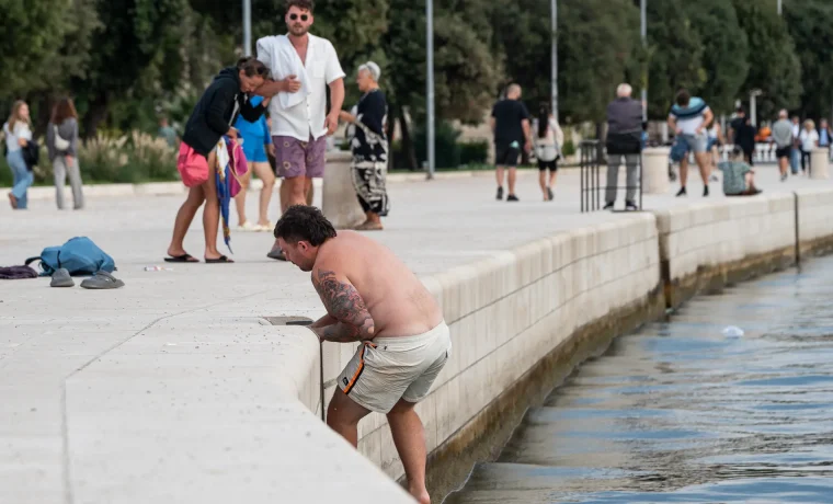 turisti riva kruzer leut podmornice (46)